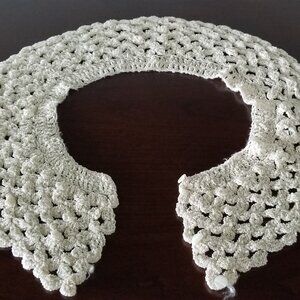 Crocheted collar with buttons